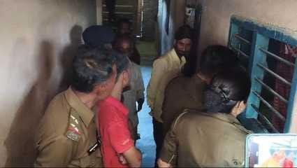 जांच में जुटी पुलिस मौके पर लोगों की भीड़