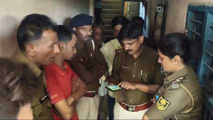 जांच में जुटी पुलिस मौके पर लोगों की भीड़