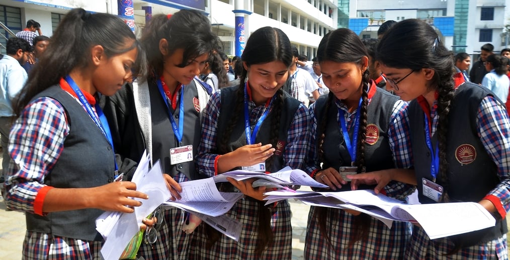कटिया टोला स्थित आर्य महिला इंटर कॉलेज से यूपी बोर्ड की परीक्षा देकर बाहर निकलतीं हाईस्कूल की 