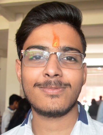 कटिया टोला स्थित आर्य महिला इंटर कॉलेज से यूपी बोर्ड की परीक्षा देकर बाहर निकलतीं हाईस्कूल की 