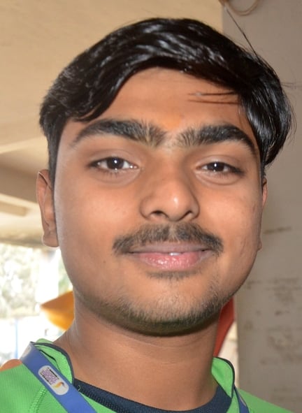 कटिया टोला स्थित आर्य महिला इंटर कॉलेज से यूपी बोर्ड की परीक्षा देकर बाहर निकलतीं हाईस्कूल की 