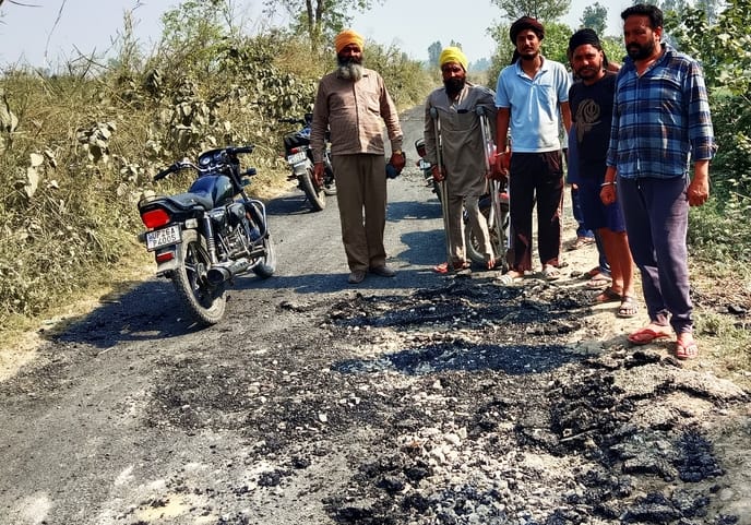 निगोही में नहर पटरी पर ग्राम इनायतपुर को जाने वाली सड़क पर किया गया लेपन कार्य। संवाद