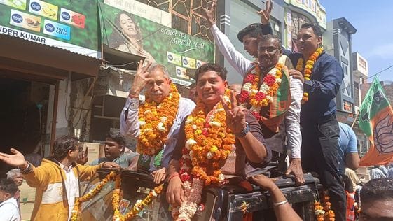 12जेएनडी47: भाजपा प्रत्याशी जीत के बाद बाजार से जुलूस निकालते हुए। संवाद