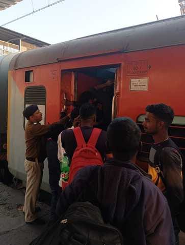 अंबाला कैंट रेलवे स्टेशन के प्लेटफार्म 2 पर यात्रियों के सामान की जांच करते आरपीएफ कर्मचारी। सं अंबाला कैंट रेलवे स्टेशन के प्लेटफार्म 2 पर यात्रियों के सामान की जांच करते आरपीएफ कर्मचारी। सं