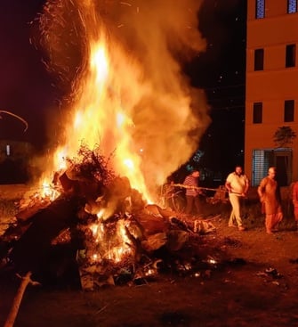 बिजनौर में होलिका का पूजन करते श्रद्घालु। संवाद बिजनौर में होलिका का पूजन करते श्रद्घालु। संवाद