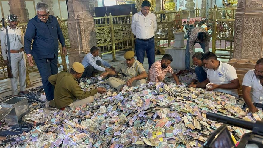 चित्तौड़गढ़ जिले के श्री सांवलियाजी मंदिर में गुरुवार को भंडार खोल कर चढ़ावा राशि की गणना करते चित्तौड़गढ़ जिले के श्री सांवलियाजी मंदिर में गुरुवार को भंडार खोल कर चढ़ावा राशि की गणना करते