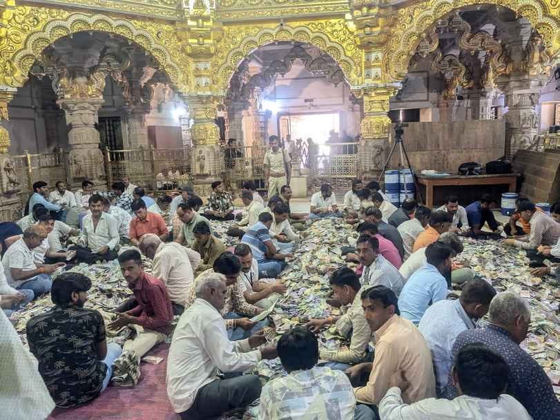 चित्तौड़गढ़ जिले के श्री सांवलियाजी मंदिर में गुरुवार को भंडार खोल कर चढ़ावा राशि की गणना करते चित्तौड़गढ़ जिले के श्री सांवलियाजी मंदिर में गुरुवार को भंडार खोल कर चढ़ावा राशि की गणना करते