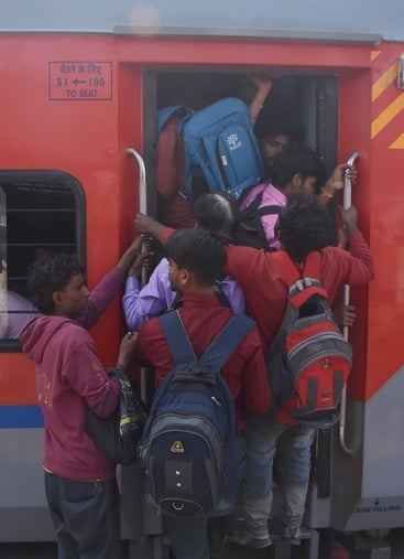 होली के चलते रेलवे स्टेशन पर ट्रेन में चढ़ती यात्रियों की भीड़ होली के चलते रेलवे स्टेशन पर ट्रेन में चढ़ती यात्रियों की भीड़