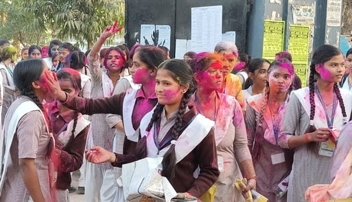 खुशी: शहर के ड्रंमड राजकीय इंटर कॉलेज परीक्षा केंद्र पर परीक्षा समाप्त होने पर खुशी मनाती छात्र खुशी: शहर के ड्रंमड राजकीय इंटर कॉलेज परीक्षा केंद्र पर परीक्षा समाप्त होने पर खुशी मनाती छात्र