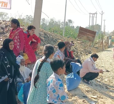 शहर के असम चौराहा के पास ट्रेपों में बैठी सवारी।संवाद शहर के असम चौराहा के पास ट्रेपों में बैठी सवारी।संवाद