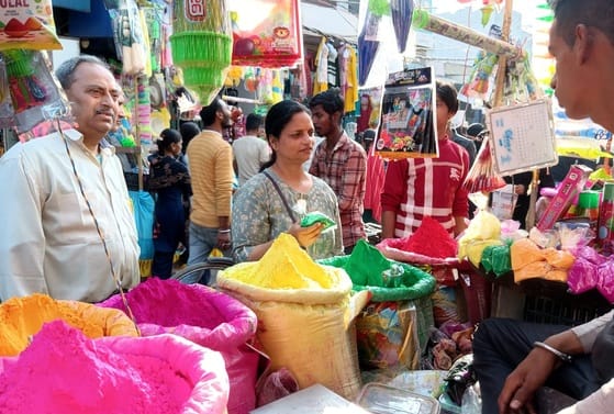 शहर में स्कूलों की छुटृी के बाद बच्चो ने खूब खेली होली।संवाद