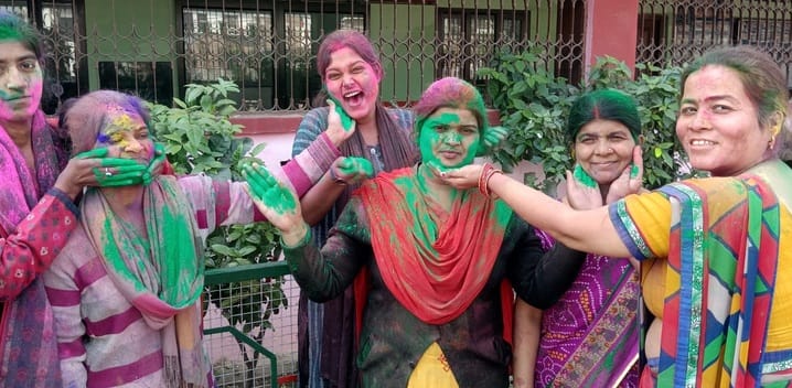 शहर में स्कूलों की छुटृी के बाद बच्चो ने खूब खेली होली।संवाद