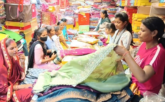 शहर में स्कूलों की छुटृी के बाद बच्चो ने खूब खेली होली।संवाद