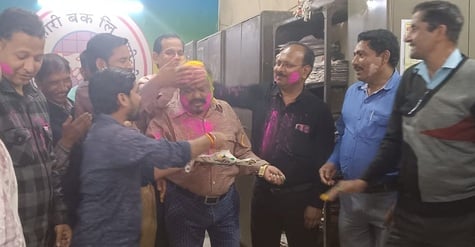 शहर में स्कूलों की छुटृी के बाद बच्चो ने खूब खेली होली।संवाद
