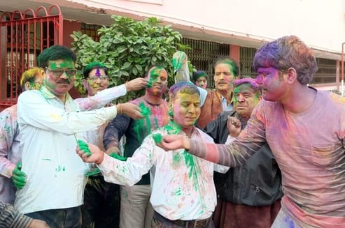 शहर में स्कूलों की छुटृी के बाद बच्चो ने खूब खेली होली।संवाद
