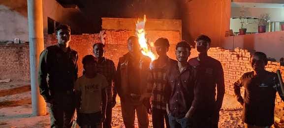 शामली की बैंड मार्केट में  होलिका स्थल पर पूजन करती महिलाएं। संवाद