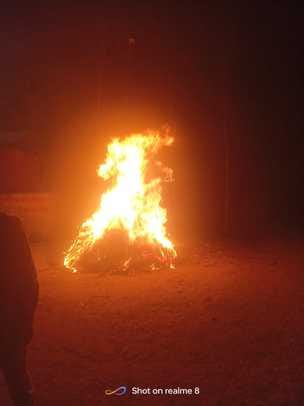 शामली की बैंड मार्केट में  होलिका स्थल पर पूजन करती महिलाएं। संवाद