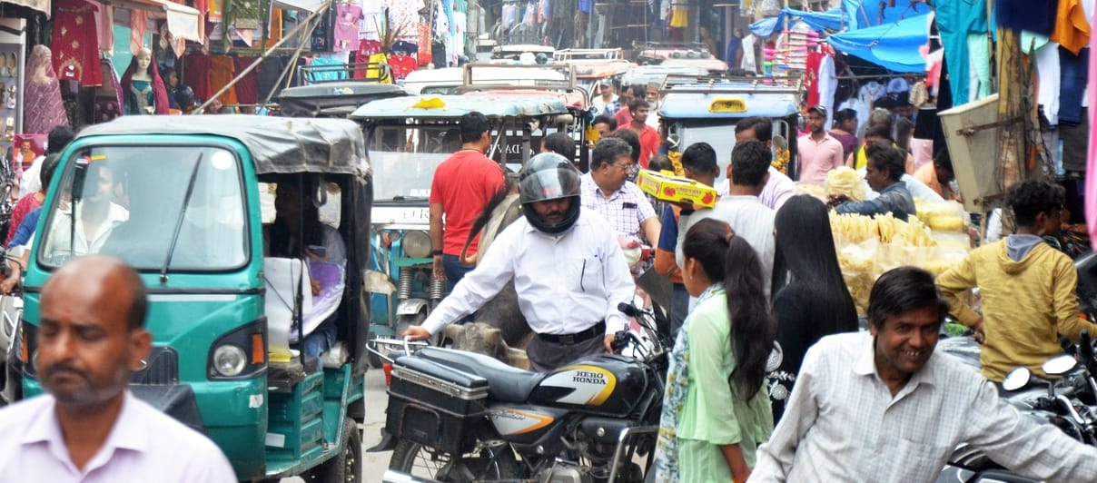 बहादुरगंज बाजार में गुलाल और स्प्रे की खरीदारी करते लोग। संवाद बहादुरगंज बाजार में गुलाल और स्प्रे की खरीदारी करते लोग। संवाद