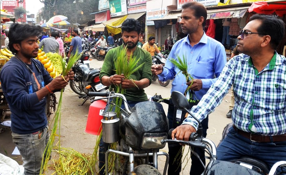 बहादुरगंज बाजार में गुलाल और स्प्रे की खरीदारी करते लोग। संवाद बहादुरगंज बाजार में गुलाल और स्प्रे की खरीदारी करते लोग। संवाद