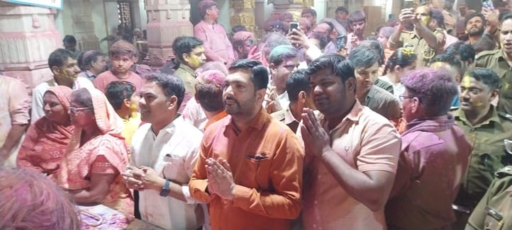 चित्तौड़गढ़ जिले के श्री सांवलियाजी मंदिर में फूलडोल महोत्सव पर उमड़े श्रद्धालु। भगवान सांवलिया