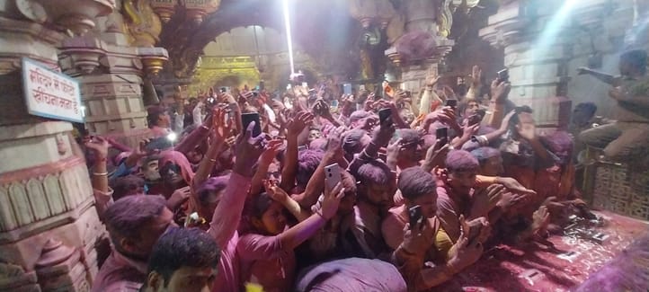 चित्तौड़गढ़ जिले के श्री सांवलियाजी मंदिर में फूलडोल महोत्सव पर उमड़े श्रद्धालु। भगवान सांवलिया