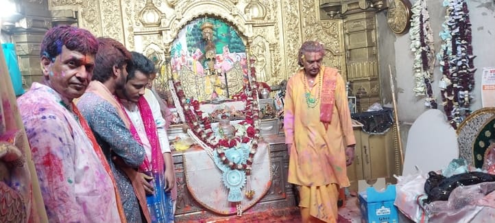 चित्तौड़गढ़ जिले के श्री सांवलियाजी मंदिर में फूलडोल महोत्सव पर उमड़े श्रद्धालु। भगवान सांवलिया