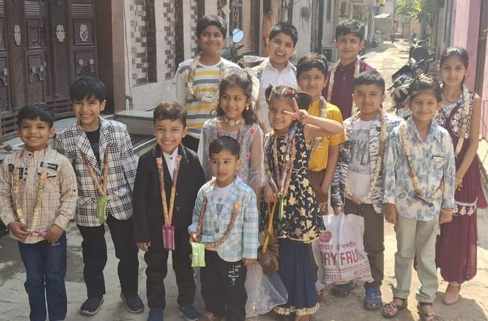 -फोटो 51 : होली पूजन के दौरान मालाएं पहनकर जाते बच्चे। संवाद