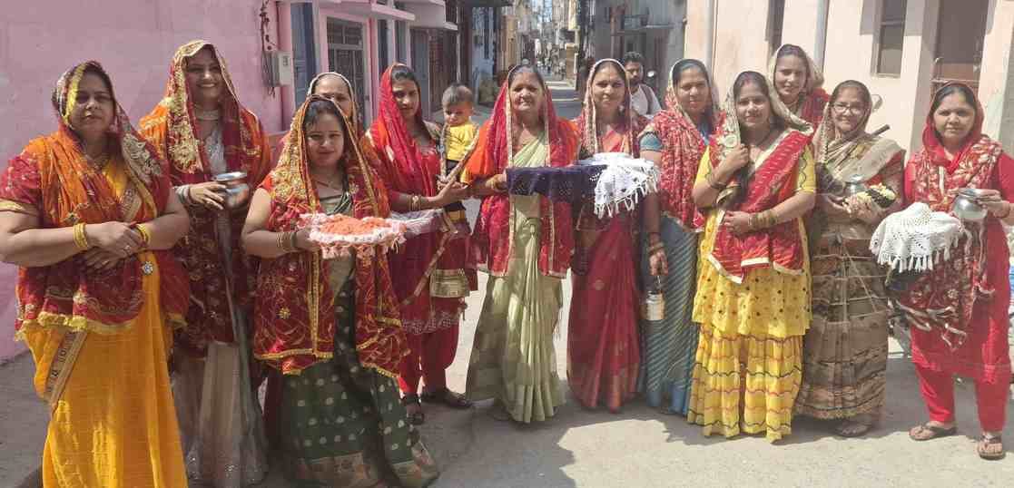 -फोटो 51 : होली पूजन के दौरान मालाएं पहनकर जाते बच्चे। संवाद