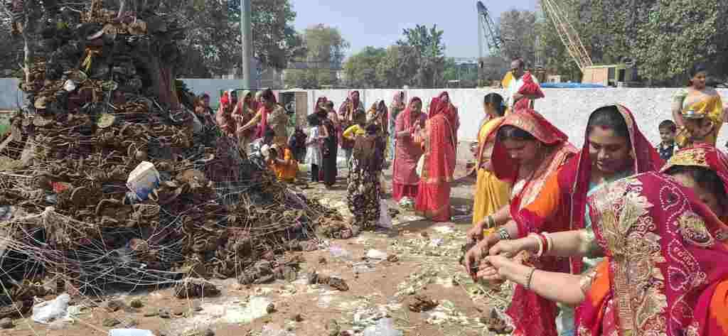 -फोटो 51 : होली पूजन के दौरान मालाएं पहनकर जाते बच्चे। संवाद