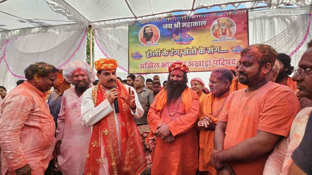होली के रंग, साधु संतो के संग ...मुख्यमंत्री डॉ यादव ने अखिल भारतीय अखाड़ा परिषद अध्यक्ष और संत होली के रंग, साधु संतो के संग ...मुख्यमंत्री डॉ यादव ने अखिल भारतीय अखाड़ा परिषद अध्यक्ष और संत