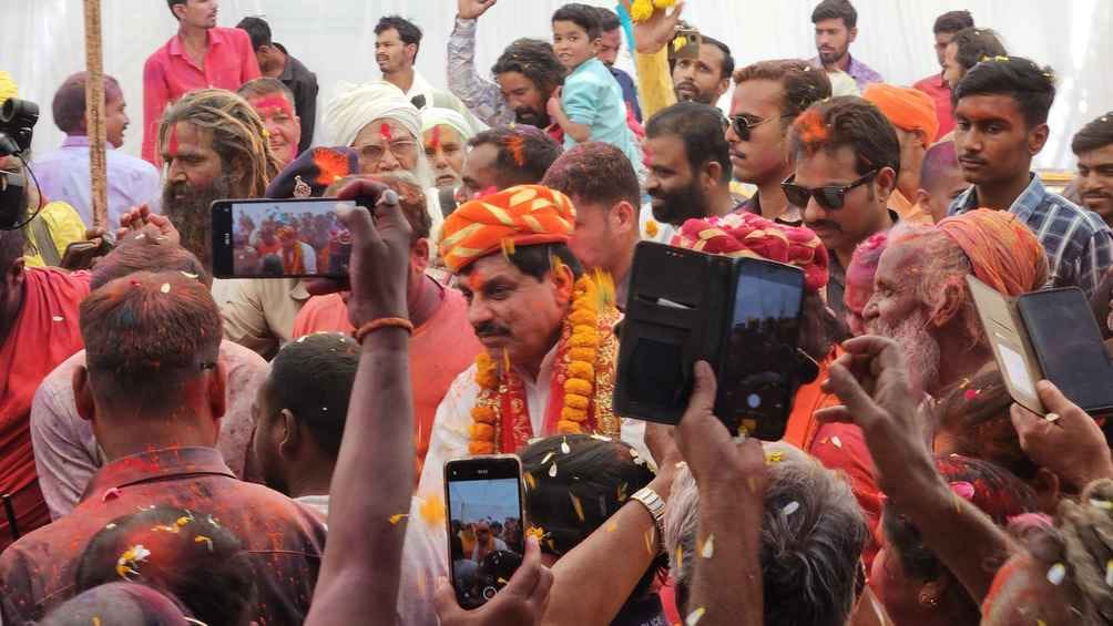 होली के रंग, साधु संतो के संग ...मुख्यमंत्री डॉ यादव ने अखिल भारतीय अखाड़ा परिषद अध्यक्ष और संत होली के रंग, साधु संतो के संग ...मुख्यमंत्री डॉ यादव ने अखिल भारतीय अखाड़ा परिषद अध्यक्ष और संत