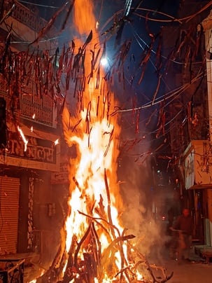इकरार अहमद...... लाल के बाजार स्थित होली मोहल्ले में होता होली का दहन। इकरार अहमद...... लाल के बाजार स्थित होली मोहल्ले में होता होली का दहन।