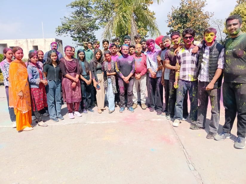 कुरुक्षेत्र। जिला नागरिक अस्पताल में होली खेलती नर्सिंग ऑफिसर। संवाद कुरुक्षेत्र। जिला नागरिक अस्पताल में होली खेलती नर्सिंग ऑफिसर। संवाद