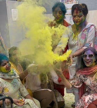 कुरुक्षेत्र। जिला नागरिक अस्पताल में होली खेलती नर्सिंग ऑफिसर। संवाद कुरुक्षेत्र। जिला नागरिक अस्पताल में होली खेलती नर्सिंग ऑफिसर। संवाद