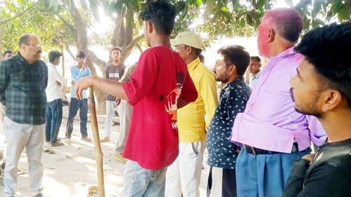 खुटार के गांव लड़ती में बाघ के हमले में घायल जालिम सिंह से घटना की जानकारी लेते रेंजर। स्रोत रे