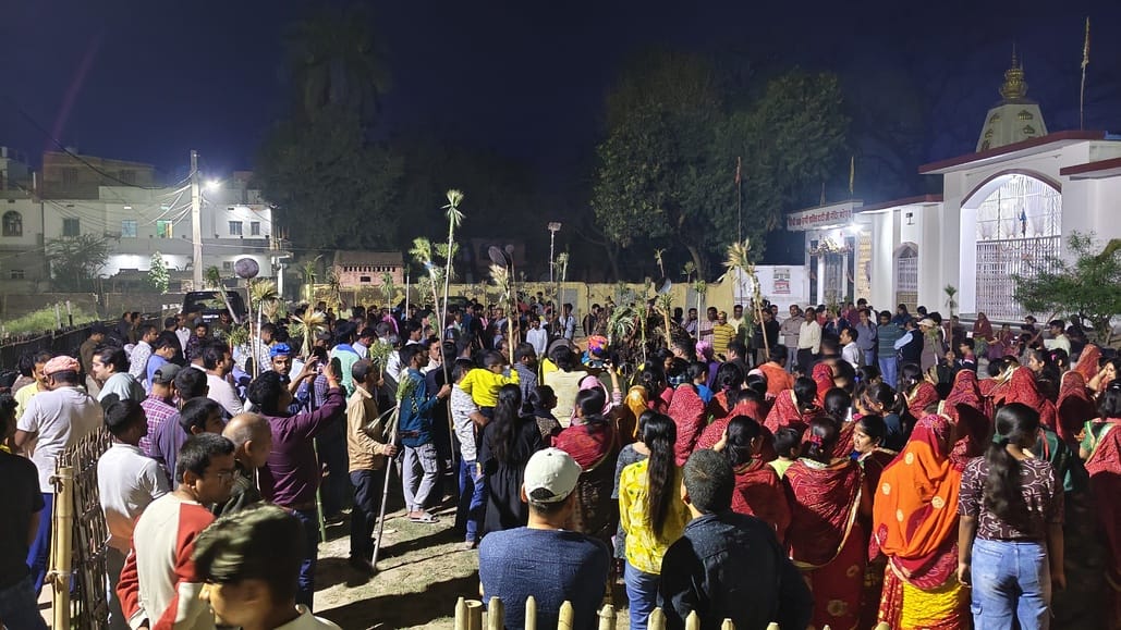 मधेपुरा में होलिका दहन में शामिल लोग