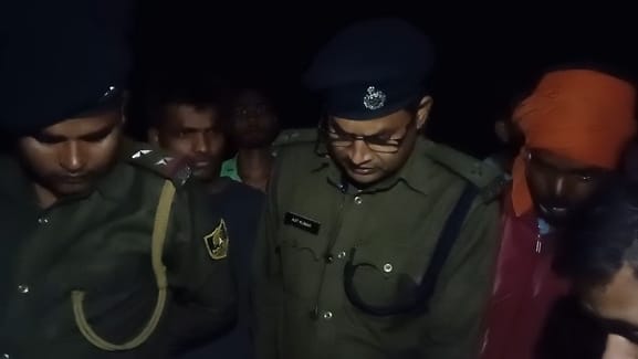 रोते बिलखते परिजन, घटनास्थल पर पहुंची पुलिस