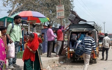 शहर के असम चौराहा के पास बीसलपुर मार्ग पर टेंपों में बैठे लोग।संवाद शहर के असम चौराहा के पास बीसलपुर मार्ग पर टेंपों में बैठे लोग।संवाद