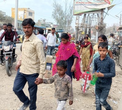 शहर के असम चौराहा के पास बीसलपुर मार्ग पर टेंपों में बैठे लोग।संवाद शहर के असम चौराहा के पास बीसलपुर मार्ग पर टेंपों में बैठे लोग।संवाद