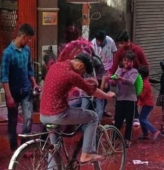 शहर के गैस चौराहा के पास एक बारात घर के बाहर होली खेलते भाजपाई।संवाद शहर के गैस चौराहा के पास एक बारात घर के बाहर होली खेलते भाजपाई।संवाद