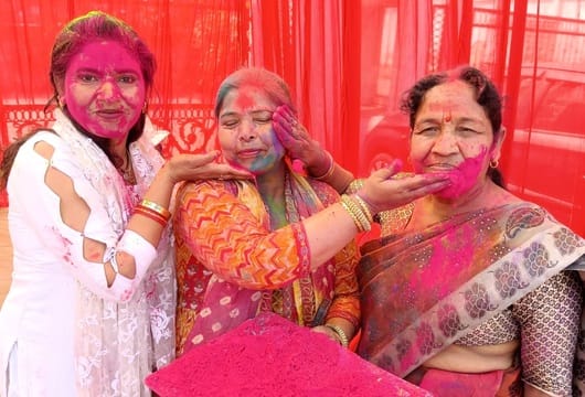 शहर के गैस चौराहा के पास एक बारात घर के बाहर होली खेलते भाजपाई।संवाद शहर के गैस चौराहा के पास एक बारात घर के बाहर होली खेलते भाजपाई।संवाद