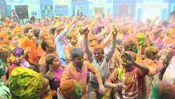 शहर के गैस चौराहा के पास एक बारात घर के बाहर होली खेलते भाजपाई।संवाद शहर के गैस चौराहा के पास एक बारात घर के बाहर होली खेलते भाजपाई।संवाद