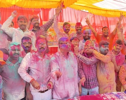 शहर के गैस चौराहा के पास एक बारात घर के बाहर होली खेलते भाजपाई।संवाद शहर के गैस चौराहा के पास एक बारात घर के बाहर होली खेलते भाजपाई।संवाद