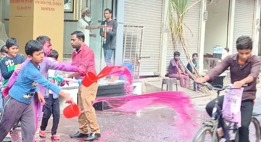 शहर के गैस चौराहा के पास एक बारात घर के बाहर होली खेलते भाजपाई।संवाद शहर के गैस चौराहा के पास एक बारात घर के बाहर होली खेलते भाजपाई।संवाद