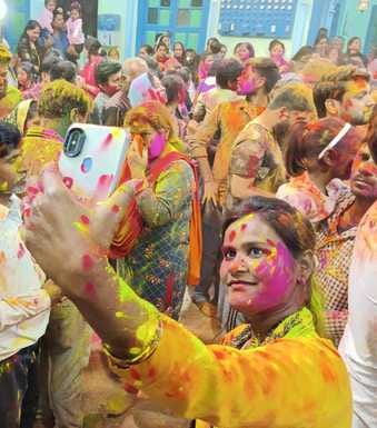 शहर के गैस चौराहा के पास एक बारात घर के बाहर होली खेलते भाजपाई।संवाद शहर के गैस चौराहा के पास एक बारात घर के बाहर होली खेलते भाजपाई।संवाद