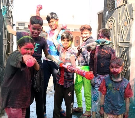 शहर के गैस चौराहा के पास एक बारात घर के बाहर होली खेलते भाजपाई।संवाद शहर के गैस चौराहा के पास एक बारात घर के बाहर होली खेलते भाजपाई।संवाद
