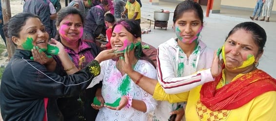 शहर के गैस चौराहा के पास एक बारात घर के बाहर होली खेलते भाजपाई।संवाद शहर के गैस चौराहा के पास एक बारात घर के बाहर होली खेलते भाजपाई।संवाद