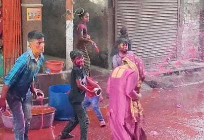 शहर के गैस चौराहा के पास एक बारात घर के बाहर होली खेलते भाजपाई।संवाद शहर के गैस चौराहा के पास एक बारात घर के बाहर होली खेलते भाजपाई।संवाद