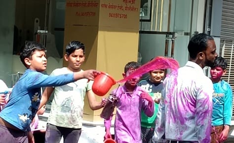 शहर के गैस चौराहा के पास एक बारात घर के बाहर होली खेलते भाजपाई।संवाद शहर के गैस चौराहा के पास एक बारात घर के बाहर होली खेलते भाजपाई।संवाद
