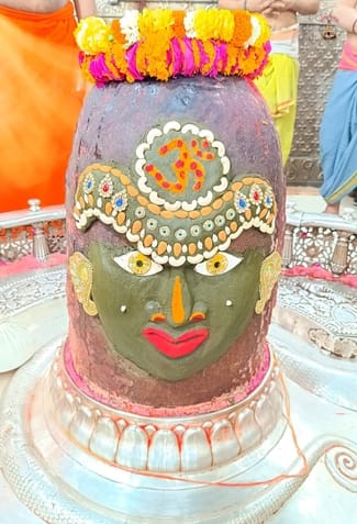 भस्म आरती - मखाने और मुंडमाला से हुआ बाबा महाकाल का श्रंगार, आज से ठंडे जल से स्नान हुआ प्रारम्